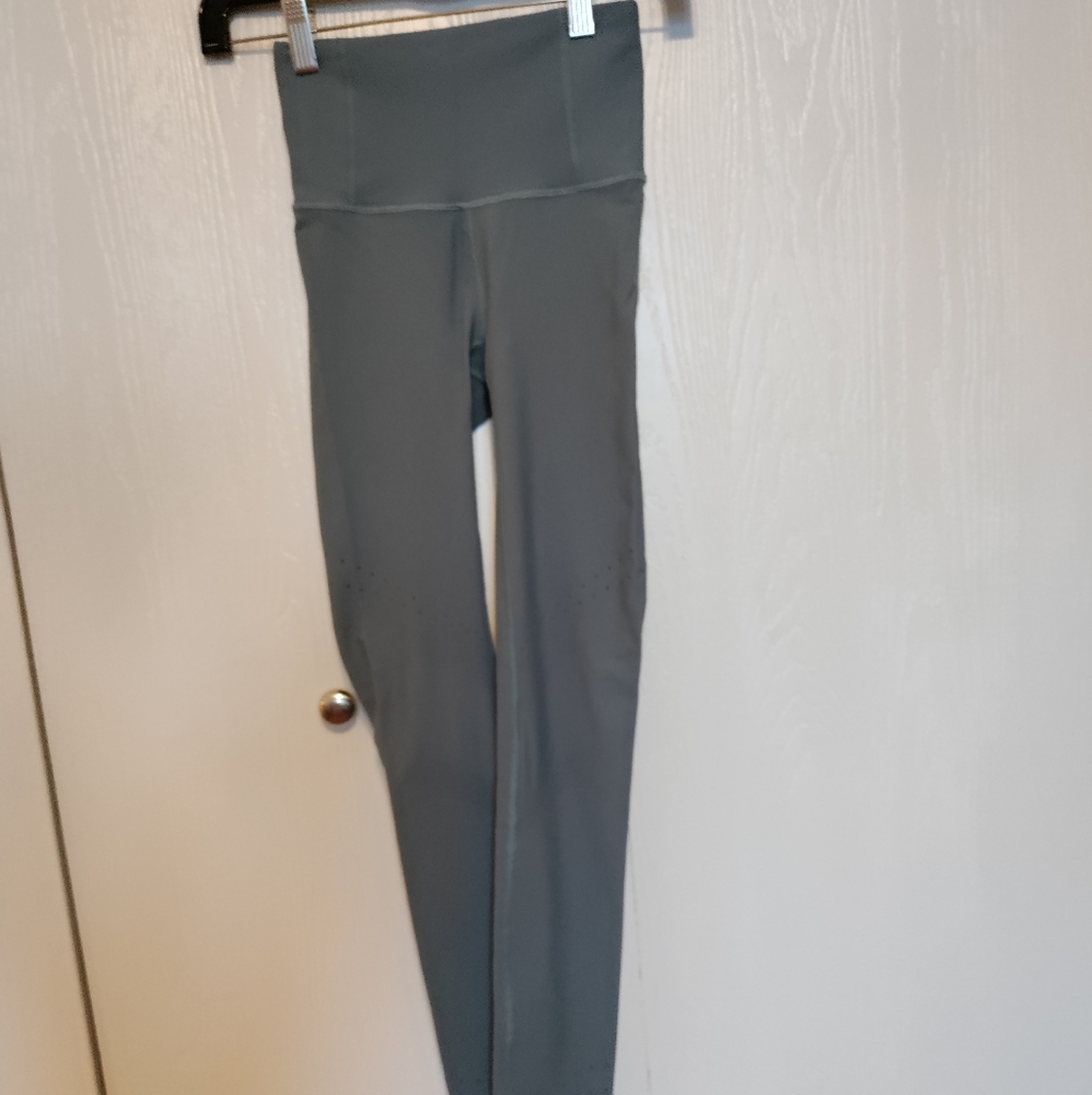 Lululemon gray In Focus run tight